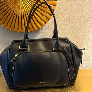 New With Tag TUMI Voyageur ADRIAN Carryall Duffel Bag 100% Leather